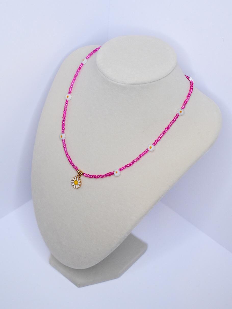 Pink Beaded Daisy Necklace: Y2K Flower Charm, Summer Jewelry