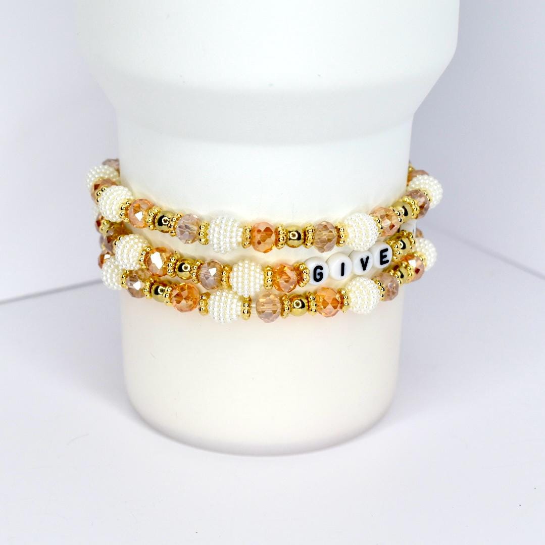 Gratitude tumbler bracelet – handmade beaded wrap with gold and white accents and ‘Give Thanks’ beads for fall celebrations.
