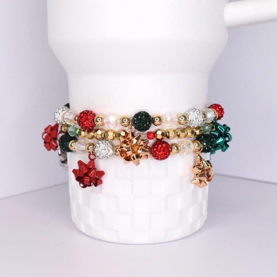 christmas bracelet stack holiday tumbler bracelets set christmas jewelry bow charm beaded accessory festive wrist band decoration stanley cup christmas gift red green sparkle bracelet